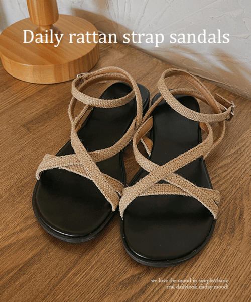 데일리 라탄 스트랩 sandals - one color
